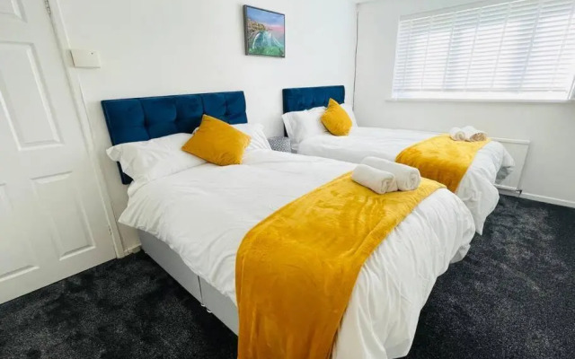 Mayfair Place - Cosy 3 Bedroom House with Free Parking