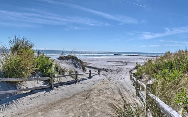 Spacious Wildwood Townhome w/ Covered Balcony