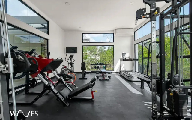 Spacious Loft w Garden View Pool Jacuzzi GYM