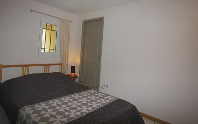2 Tastefully Furnished Gites With Private Pool, 1km From Faucon