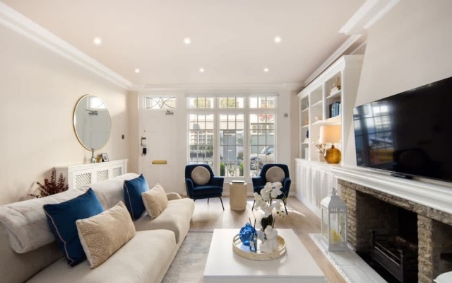 10 Mins Walk to Harrods Belgravia Mews House