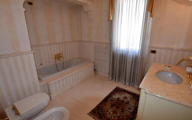 Luxurious Villa in Lombardy with Garden and bubble bath