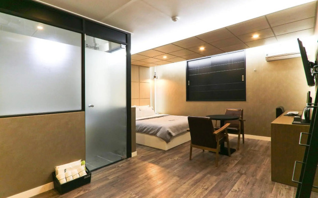 Louis Hotel