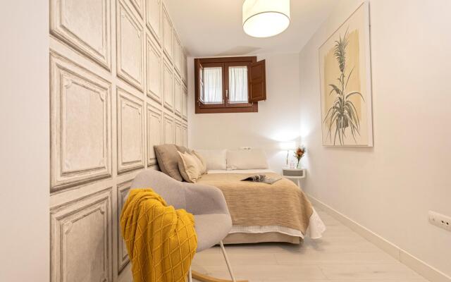 Charming two-bedroom apartment near Cathedral. Zacatin 103