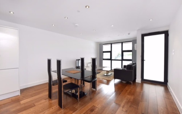 Canary Wharf 2 Bedroom Flat With Parking