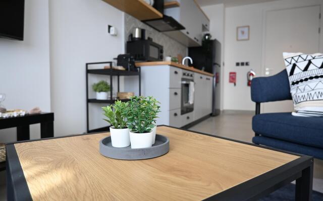 Contemporary 1BR Sleeps4 Balcony/Pool/Gym/DXBHills