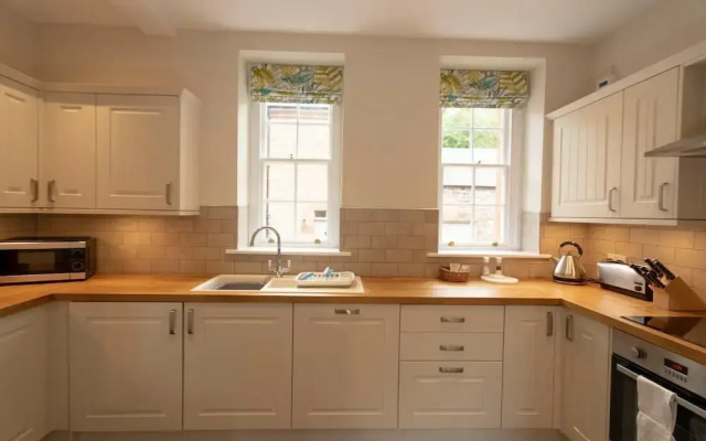 Spacious 2 Bedroom Apartment in Netherby Hall