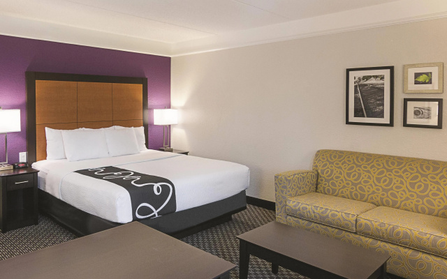 La Quinta Inn & Suites by Wyndham Orlando Airport - Image 3