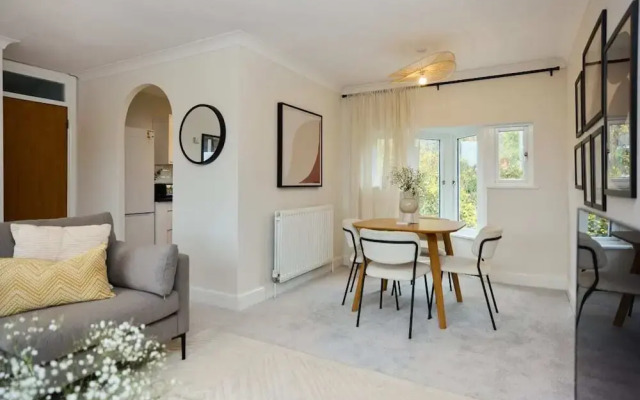 The Isleworth Place - Stunning 1bdr Flat With Balcony