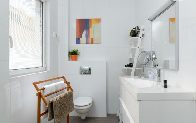 High Standard Seaside Apartment w/ Parking