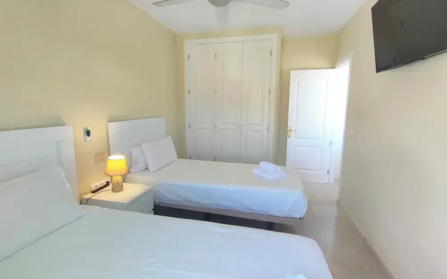 Spacious Apartment With Jacuzzi and Pool Access