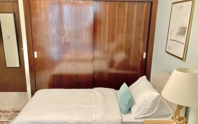 Whitesage - Lakefront Apartment Amidst Parks With Lake Access