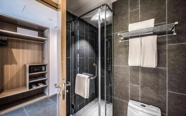 Q-Box Hotel Shanghai Sanjiagang