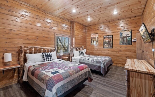 Smokey Treats 5 Bedroom Cabin by RedAwning