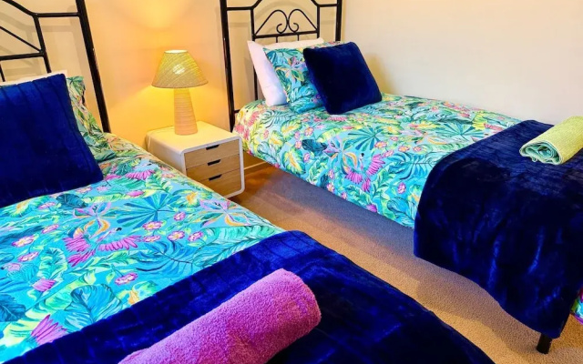 Lakeside Getaway - 4BR Jetty Wi-fi Waterfront