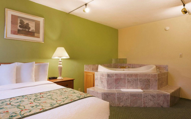 Travelodge by Wyndham Sturgis