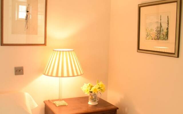 1 Bedroom Chelsea Flat With Communal Garden