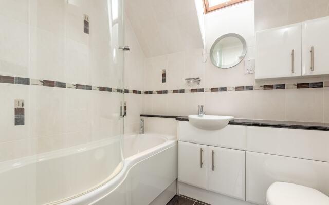 Abbey Villa Central Boutique House with Parking