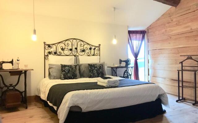 Magnificent Renovated Farmhouse - 10 Min A7 -