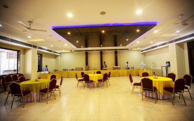 FabHotel Bee Town A.B Road