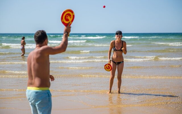 Cozy Mobile Home With Covered Terrace Close to the Beach