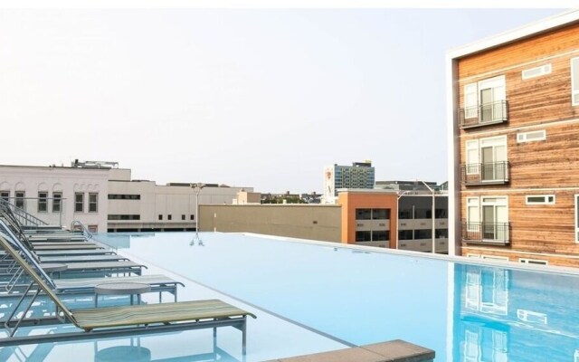 CozySuites TWO Stylish Apts Monument Cir