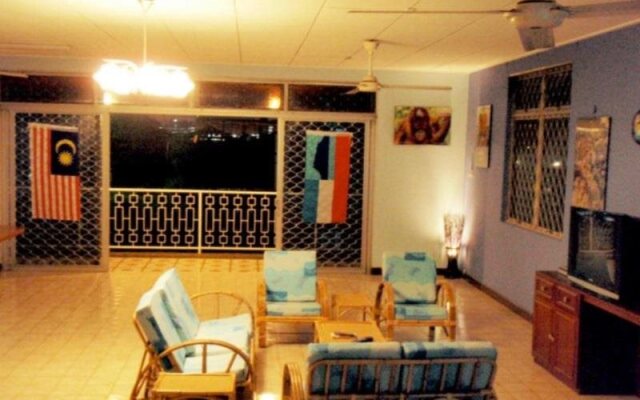Borneo Beachouse Backpackers