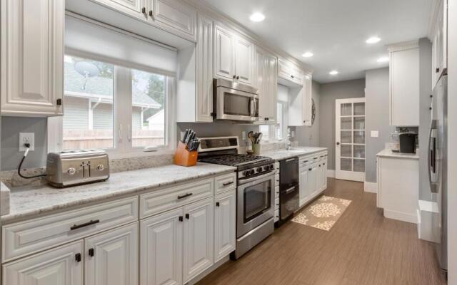 Gorgeous Downtown Bungalow, Walk Everywhere!!!
