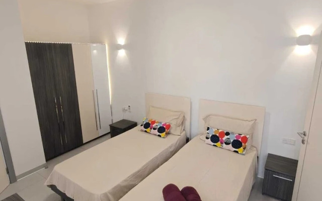 Twin Room with Laundry in Pembroke