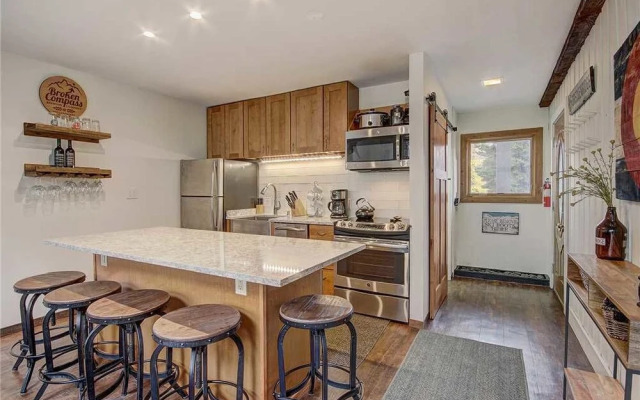 Invitingly Furnished 1 Bedroom - Miner's Candle 4