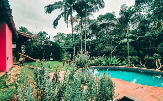 Retiro com lareira em frente à reserva ambiental