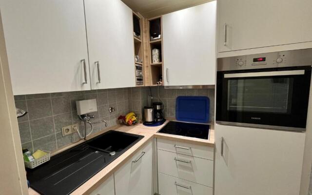 2-Zimmer-Appartement im 1. Obergeschoss mit Hallenschwimmbad und Sauna.