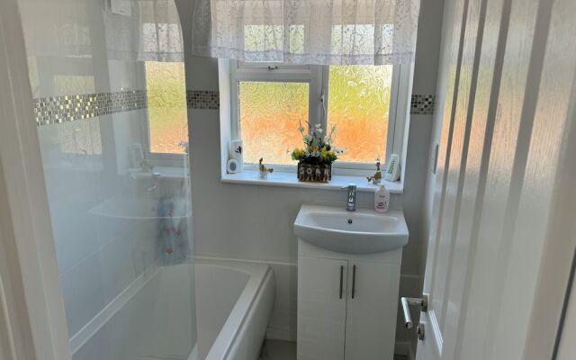 Modern 3-bed Hideaway Near Westgate With Parking