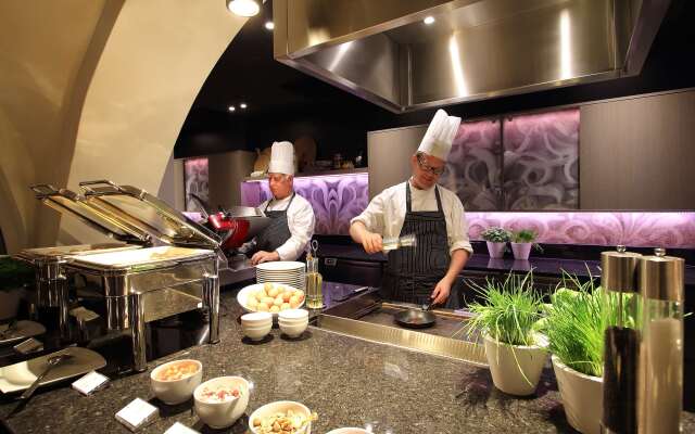 Golden Tulip Hotel Central