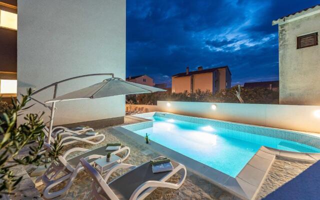 Star 4. modern & centrally located ap. for 6