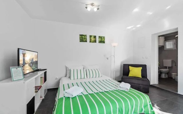 Charming Studio Apartment in Bilice
