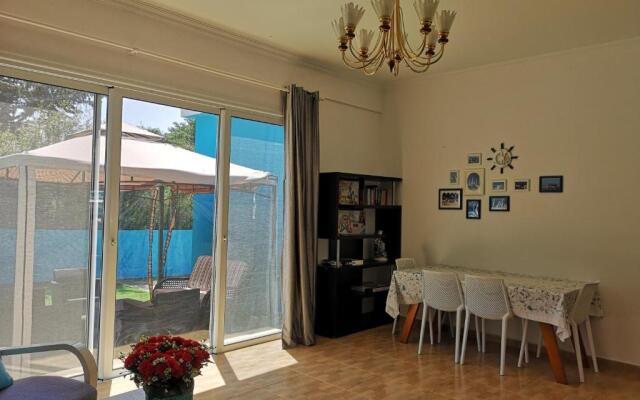 Coral Bay Villa .5 bedrooms.1 minute walk to the beach