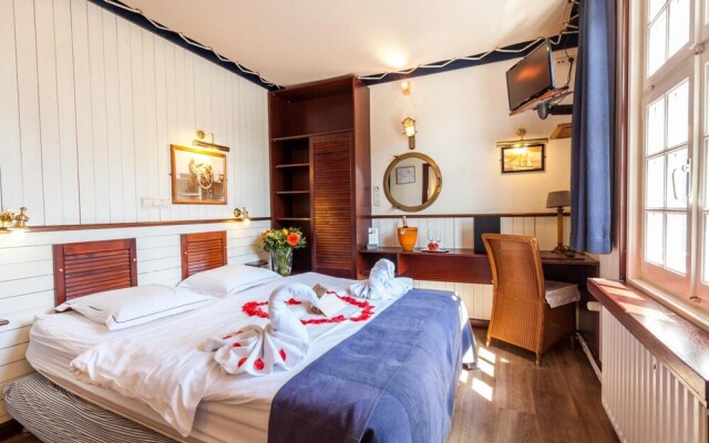 Boat Hotel De Barge