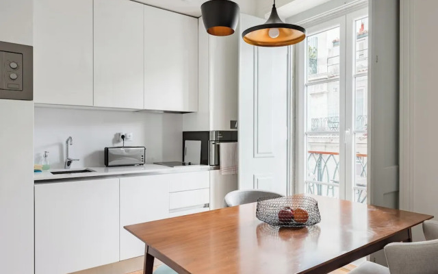 Lis001 · Mid-century Inspired Apartment With River Views