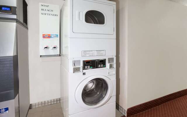 Super 8 by Wyndham Marietta