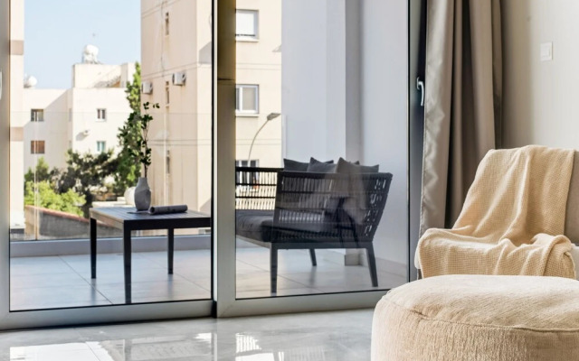 Sanders Crystal - Lovely  2-bdr Apt w Balcony