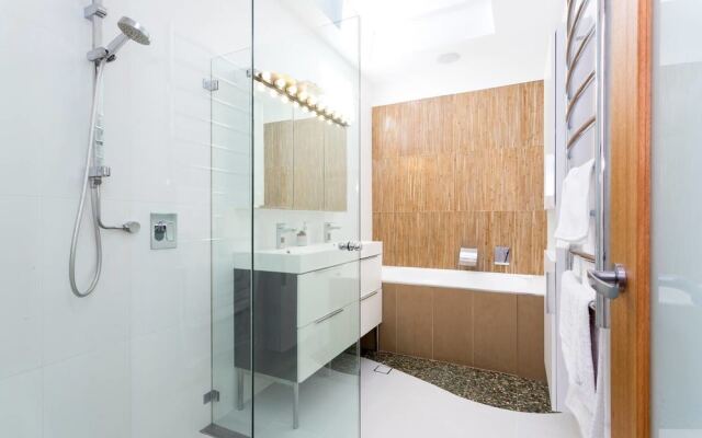 Beachside Apartment with Stunning Views & Parking