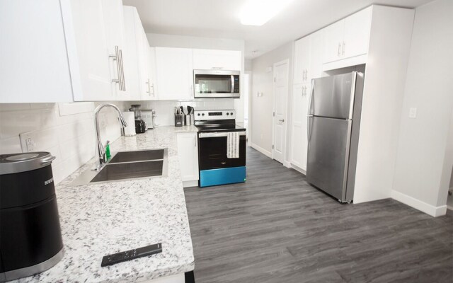 Modern 3BR Unit on Jessie Ave With Insuite Laundry