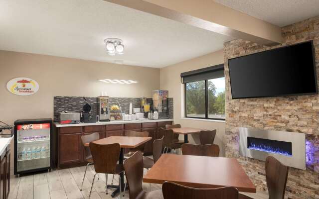 Super 8 by Wyndham Mayfield