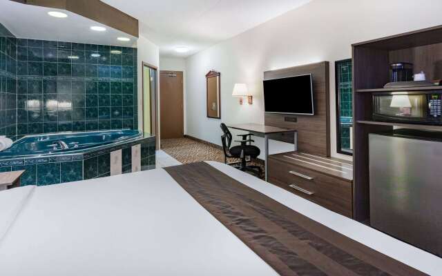 Super 8 by Wyndham Ambassador Bridge Windsor ON