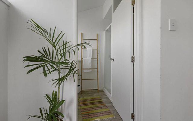 Central Quiet 2BR Apt -  Wifi -  Parking