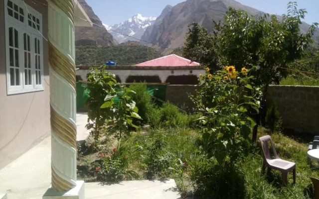 Four Seasons Family Guest House