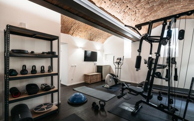 Urban Apartment in Historical Townhouse With gym Wellness Transport Offer