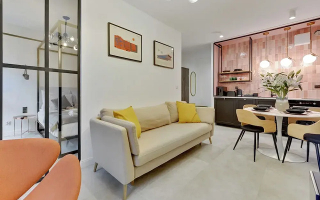 Aura III & Parking by Downtown Apartments