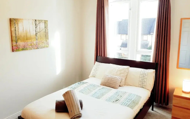 Warm Cosy Family Home With Free Parking
